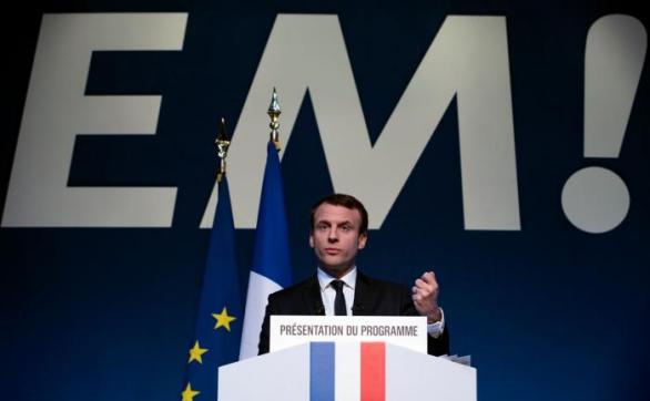 Liberální Macron má nakročeno k tomu stát se prezidentem Francie. Nemohla by se mu ale jeho mírnost vymstít?