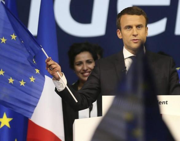 Vlajka EU v Macronově ruce hovoří jasně - pro evropské špičky bude cenným spojencem. 
