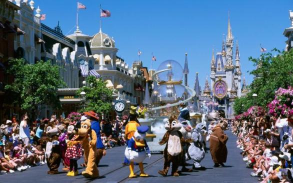 Disney World v Orlandu denně vydělá 80 milionů dolarů. Nyní kvůli hurikánu teprve popáté za 46 let bude nucen dočasně zavřít.