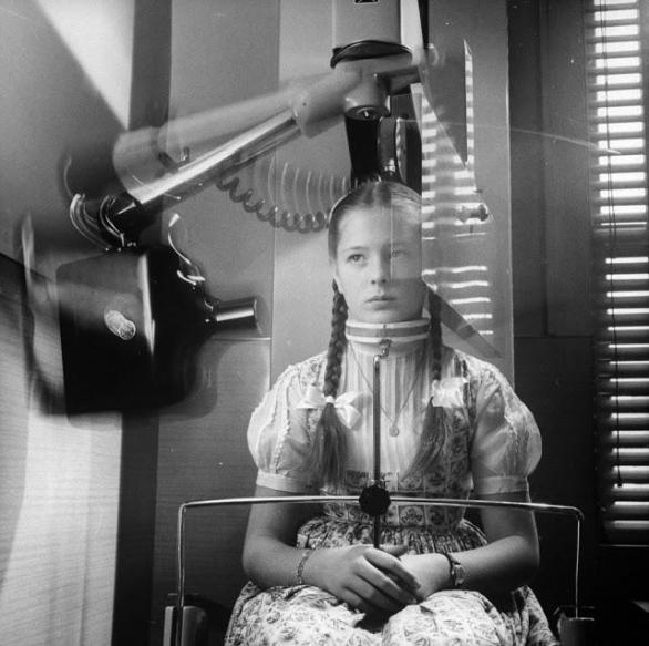 Rotující rentgen, který snímal panoramatický obraz zubů, nahradil tradiční snímání pomocí stisku filmu zuby. 