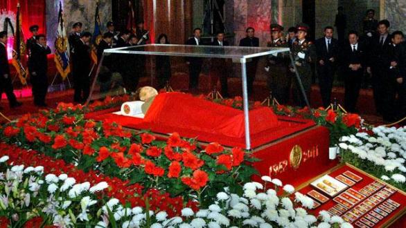 Květiny kolem mrtvoly Kim Čong Ila se jmenují kimčonilie, ty kolem jeho otce kimirsenie. Důvtipné.
