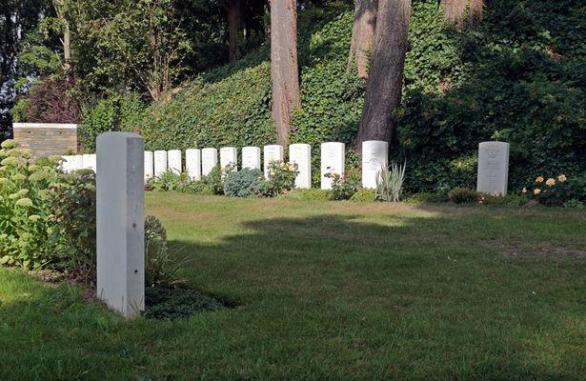 Přímo naproti sobě leží první a poslední padlý voják z první světové války.