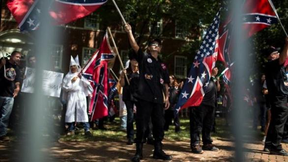 Ku Klux Klan, neonacisté a další ultrapravicoví extremisté. Ve Virginii se sešla samá lepší společnost.
