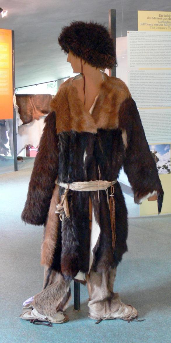 Rekonstrukce oblečení a bot, které měl Ötzi na sobě v době smrti. Na svou dobu se jednalo o velmi propracovaný oděv kvalitně chránící před horským mrazem.