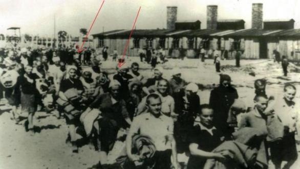 Na 9. březen připadne připomínka vyvraždění Terezínského rodinného tábora v Osvětimi. Šipkou jsou zvýrazněni na fotografii 2 z celkem 1167 vězňů, kteří měli to štěstí a přežili. Zbylých 16350 zemřelo v plynových komorách.