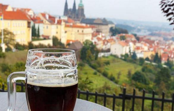 Za pivem se do Prahy sjíždí lidé z celého světa. Máme ho nejen lepší, ale hlavně levnější než kde jinde.