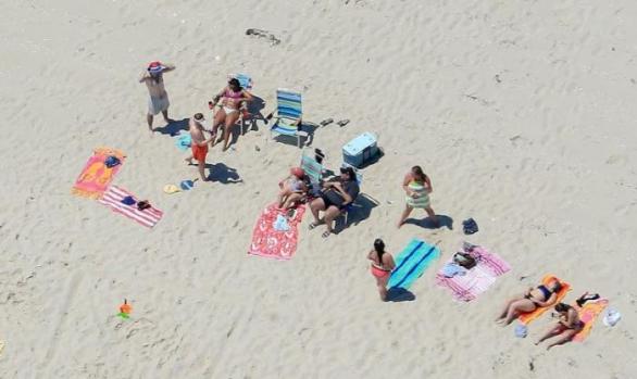 Chcete se vyvalovat na pláži a nebýt nikým rušen? Zavřete pláž pro veřejnost jako guvernér New Jersey Chris Christie a jen si užívejte klidu.