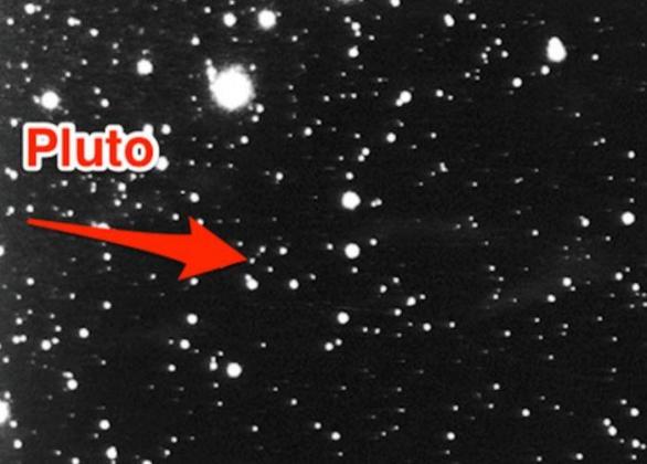 Hledání Pluta nebylo jednoduché. Takhle nějak vypadala jeho první fotka.