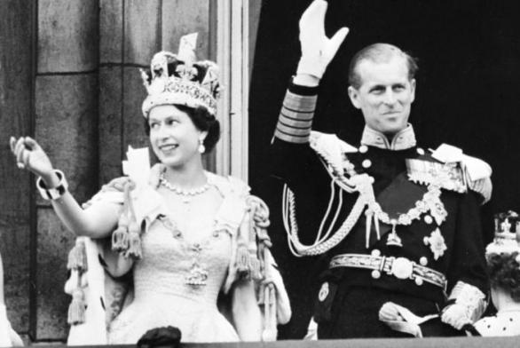 Korunovace Alžběty II., jejíž královskou korunu nazval její manžel „podivným kloboukem“.