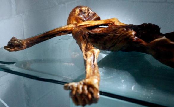 Ledový muž Ötzi je asi nejslavnější mrtvolou na světě. Proč a jak vlastně zemřel, ale nikdo přesně neví.