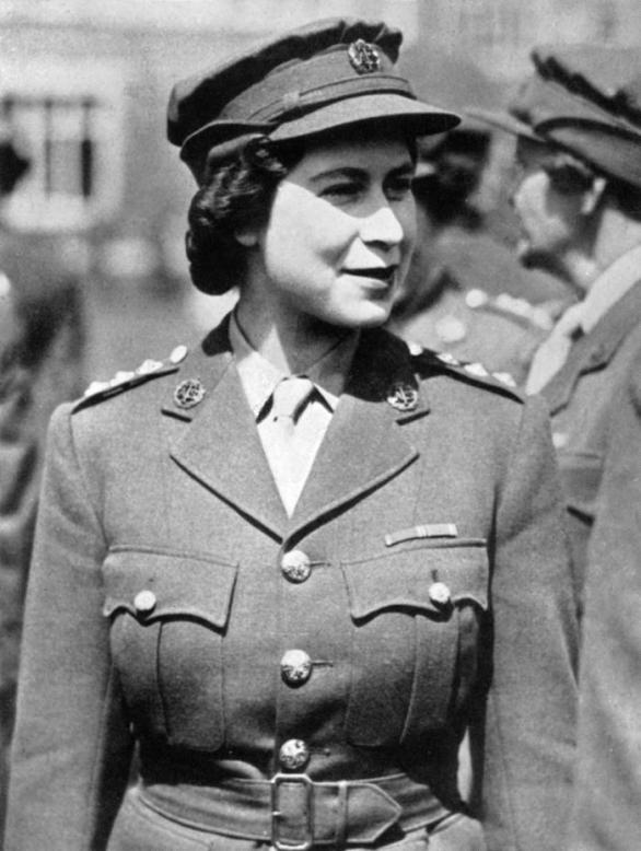 Alžběta II. ke konci války v uniformě ženských sborů Britské armády.