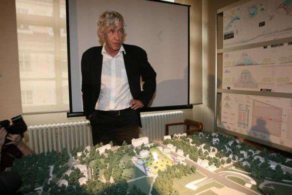 Architekt Jan Kaplický u modelu své chobotničí knihovny. Jejího postavení se již nedožil.