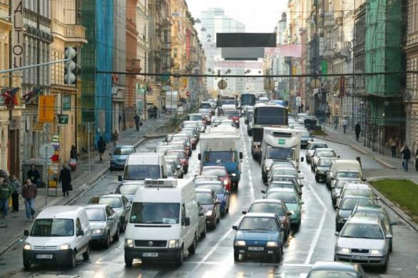 Dopravní zácpa jako každodenní realita provozu na magistrále. Necháme to celé křižovat tramvaj, co by se vlastně mohlo pokazit? 
