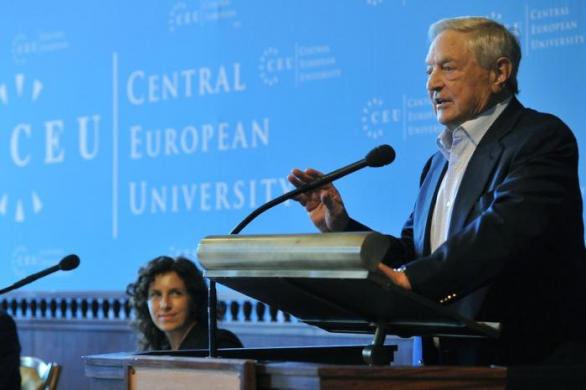 Univerzitu založil kontroverzní miliardář George Soros, který je sám maďarského původu – narodil se jako György Schwartz.