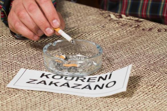 Zákaz kouření v restauracích a barech platí již od 1. června. Nyní ale provozovatelům již hrozí horentní pokuty za jeho nedodržování.