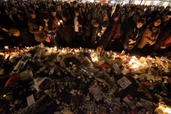 Vzpomínkový akt pro oběti teroristických útoků v Paříži, ke kterým došlo 13. listopadu 2015.