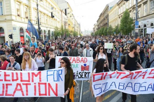 Proti zavření Sorosovy univerzity se v Budapešti konají četné protesty.