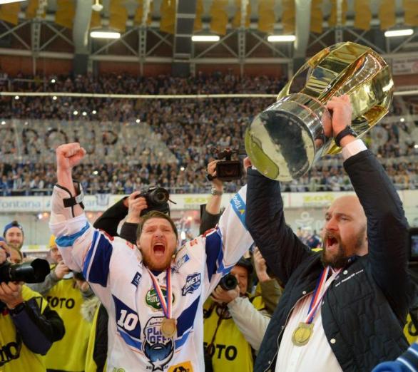 Radost z výhry v hokejové extralize u Komety Brno poněkud kalí fakt, že se tým a jeho fanoušci chlubí cizími úspěchy.