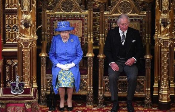Princ Charles se po odchodu svého otce na odpočinek bude častěji objevovat po boku matky - královny. Na trůn si ale ještě počká a bůhví jestli na něj vůbec usedne.