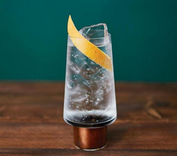 Seedlip prý v koktejlech dokáže nahradit alkohol. Kupříkladu s tonicem by měl chutnat lépe jak gin.