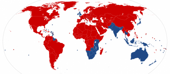 Červeně jsou vybarveny země, kde se jezdí vpravo (to, že v modře vybarvených zemích se jezdí nalevo, netřeba už snad ani dodávat!