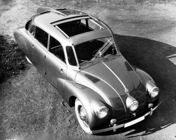 Tatrám 87 se přezdívalo „osmičky“ podle stylizovaného znaku 8, který poukazoval na počet válců motoru. Osmička byla nejdříve umístěna pod a později nad emblémem Tatra nad prostředním světlometem. 