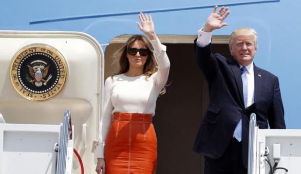 Donald Trump s první dámou Melanií nastupují do prezidentského letadla Air Force One a míří do Saúdské Arábie.