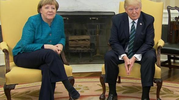 Zeman se musí smířit s tím, že Trump si raději než bezvýznamného českého prezidenta, co mu pochlebuje, pozve do Bílého domu vlivnou německou kancléřku, byť se s ní názorově nemusí.
