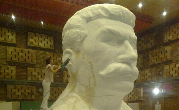 Příprava makety Stalinova pomníku pro snímek Monstrum.