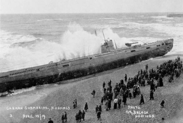 Ponorka vytvořila bariéru proti vlnám.