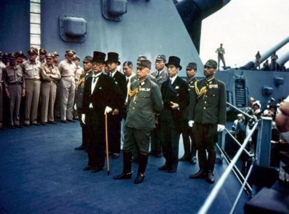 Zástupci japonských ozbrojených sil na palubě lodi USS Missouri těsně před podpisem bezpodmínečné kapitulace. Tímto aktem definitivně skončila druhá světová válka.