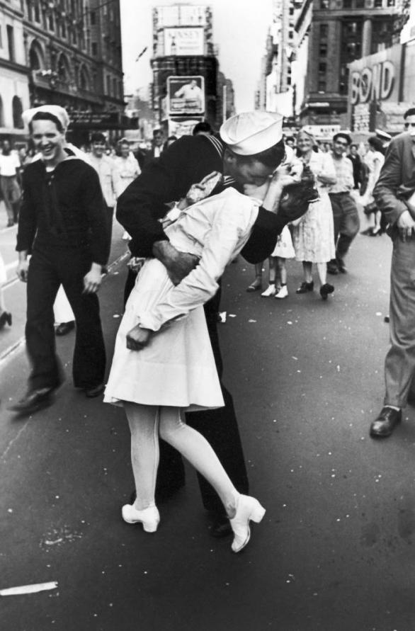 Když se lidé po celém světě dozvěděli, že japonský císař Hirohito kapituloval, propukla euforie. Během oslav vznikla i legendární fotka polibku na Times Square od Alfreda Eisenstaedta.