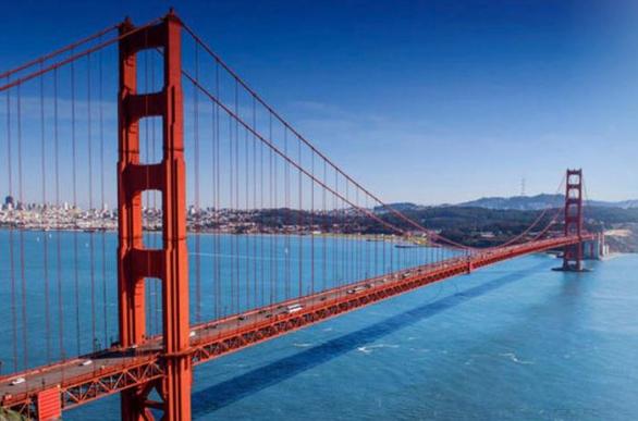 Svůj život skončil Roy Raymond na pokraji bankrotu skokem z mostu Golden Gate Bridge.