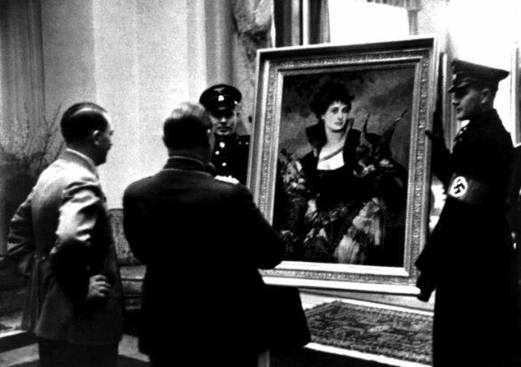 Hitler miloval umění. Byl vysazen na klasická díla a standardem jeho estetického vkusu byl řecký ideál krásy; vše, co se mu vymykalo, považoval za „dekadentní“ a „zvrácené“.