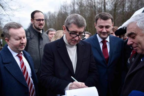 Andrej Babiš podepisuje petici a tím je to vyřešeno. Zbyde více času na fotky s lemury