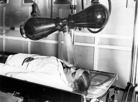 Londýnská přehlídka roku 1932 a v té době nejmodernější rentgenové zařízení.
