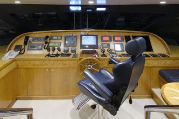 Na palubě je veškeré myslitelné lodní vybavení včetně radaru a sonaru