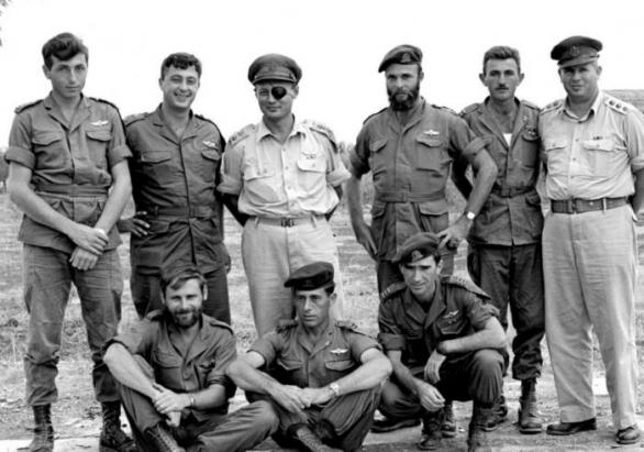 Izraelští vojáci těsně před vypuknutím šestidenní války. Druhý zleva v horní řadě je budoucí premiér Ariel Šaron.