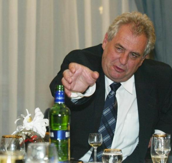 Miloš Zeman prý nebude dělat předvolební kampaň. A na to se napijeme!