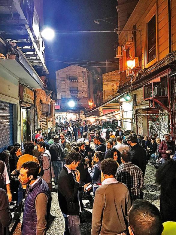 Noční život v Palermu – desítky barů a stánků s pouličním jídlem.