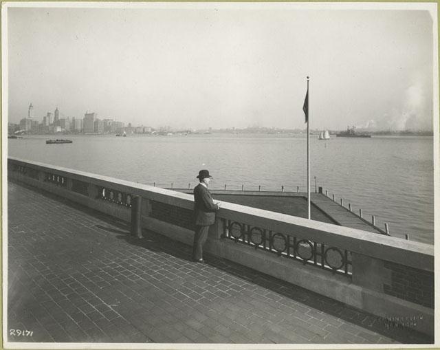 Pohled ze střechy jednoho z křídel Imigračního střediska. Pravděpodobně se jedná Williama Williamse, imigračního úředníka, jeho prostřednictvím se tyto fotky dostaly do Newyorské veřejné knihovny a zachovaly se tak do současnosti.