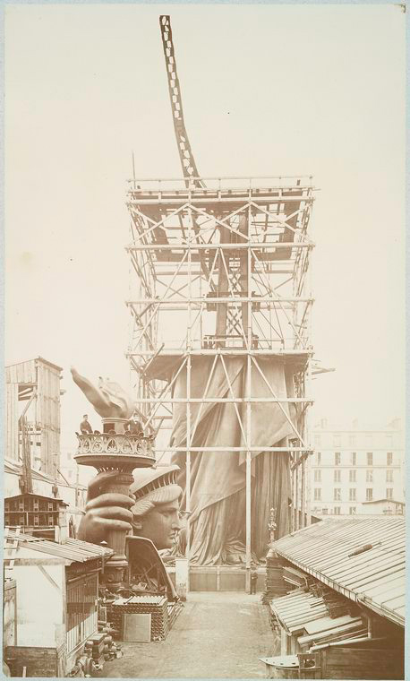 Stavba Sochy Svobody v roce 1883
