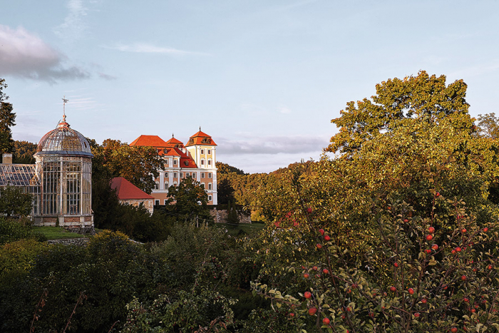 Zámek Valeč s barokním skleníkem vévodícím zámecké zahradě, která byla svého času považována za nejkrásnější v českých zemích.