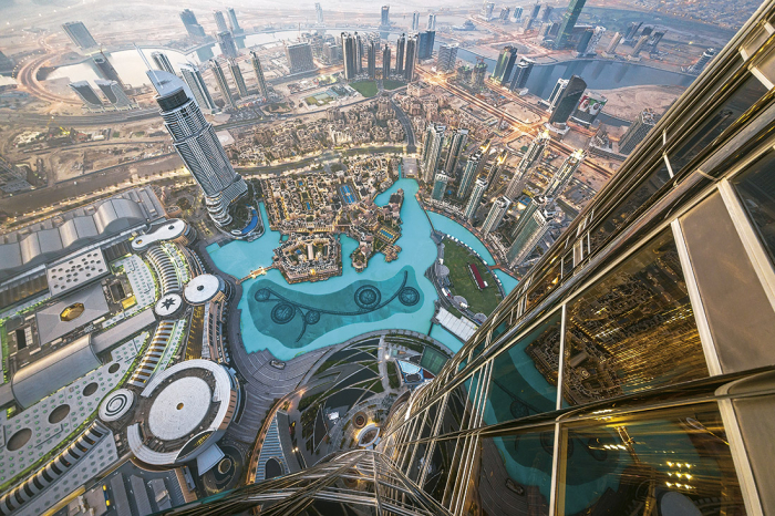 Pohled z nejvyšší budovy na světě, dubajské Burdž Chalífa. Tak co, netočí se vám hlava?