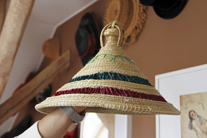Pastevecký klobouk z Lesotha v jižní Africe.