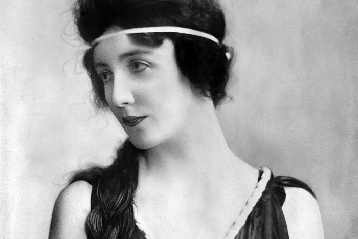 Audrey Munsonová učarovala mnoha umělcům své doby. Stála modelem více než šedesáti sochám, nicméně zemřela v zapomnění v ústavu pro duševně choré.