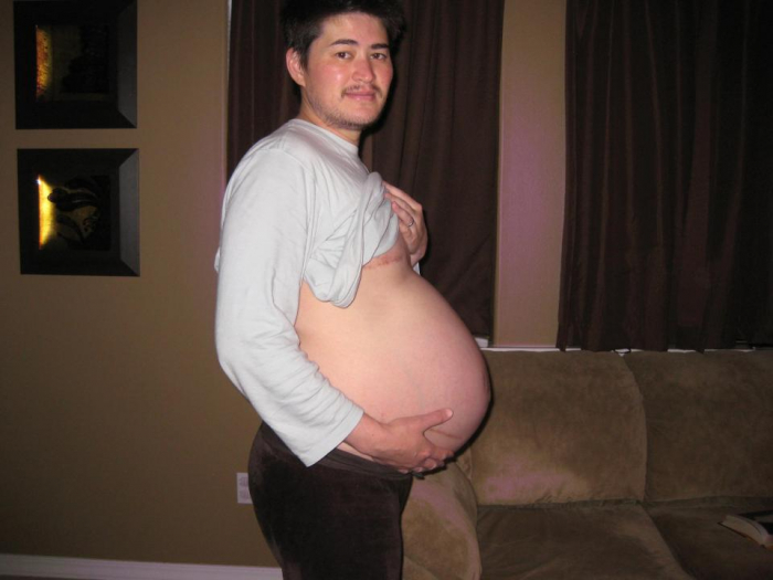 Je jedno, jestli jste muž nebo žena. Otěhotnit můžete za každého pohlaví. Historicky první skutečný "těhotný člověk" Thomas Beatie. Podobných případů je v řádu jednotek. Musí se takto mikroskopické menšině přizpůsobovat většina a dělat ze všech žen bezpohlavní "to"?