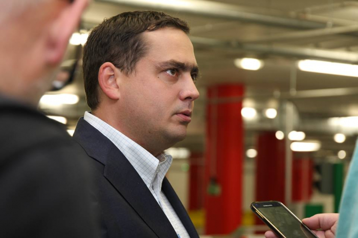 Český Facebook začátkem února zjistil, že Dolínek je od ledna předsedou podvýboru pro letectví a vesmírný program. Náměstek primátorky pro dopravu Petr Dolínek má mimo jiné zodpovědnost za kontroly pražských mostů.