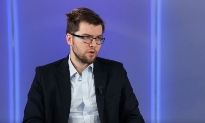 Jakub Michálek v Duelu Martiny Spěváčkové vtipně oglosoval tendence lidí věřit všemu, co vidí na internetu. Jakub Michálek v Duelu Martiny Spěváčkové vtipně oglosoval tendence lidí věřit všemu, co vidí na internetu.