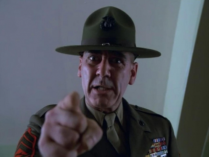 R. L. Ermey aka seržant Hartman děsil všechny milovníky Olověné vesty. Herec v neděli zemřel. R. L. Ermey aka seržant Hartman děsil všechny milovníky Olověné vesty. Herec v neděli zemřel.